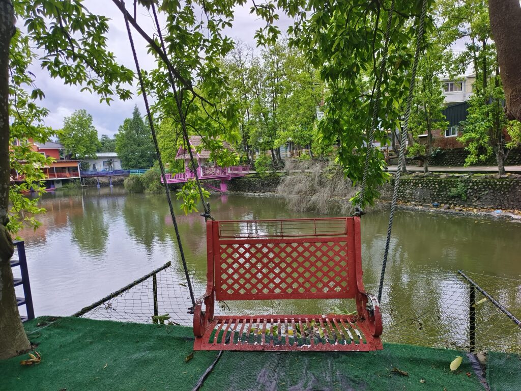 近水樓台湖畔森林咖啡