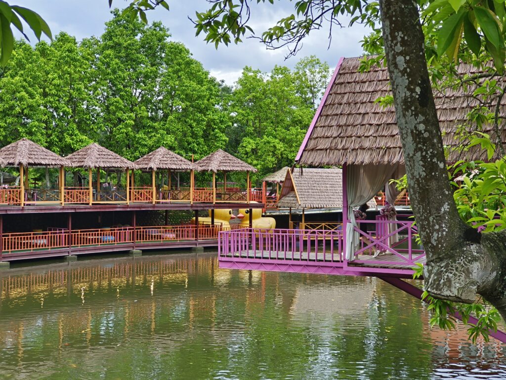 近水樓台湖畔森林咖啡