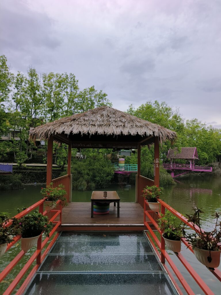 近水樓台湖畔森林咖啡