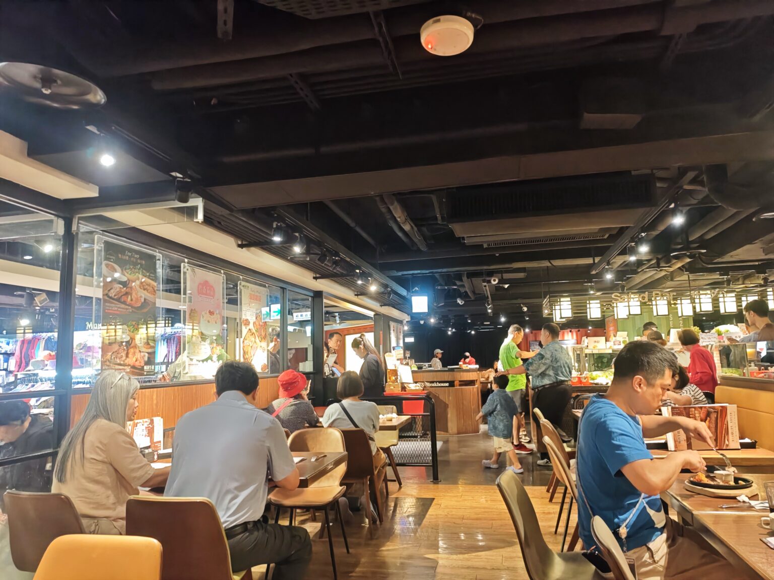 橫濱牛排微風南京店用餐環境