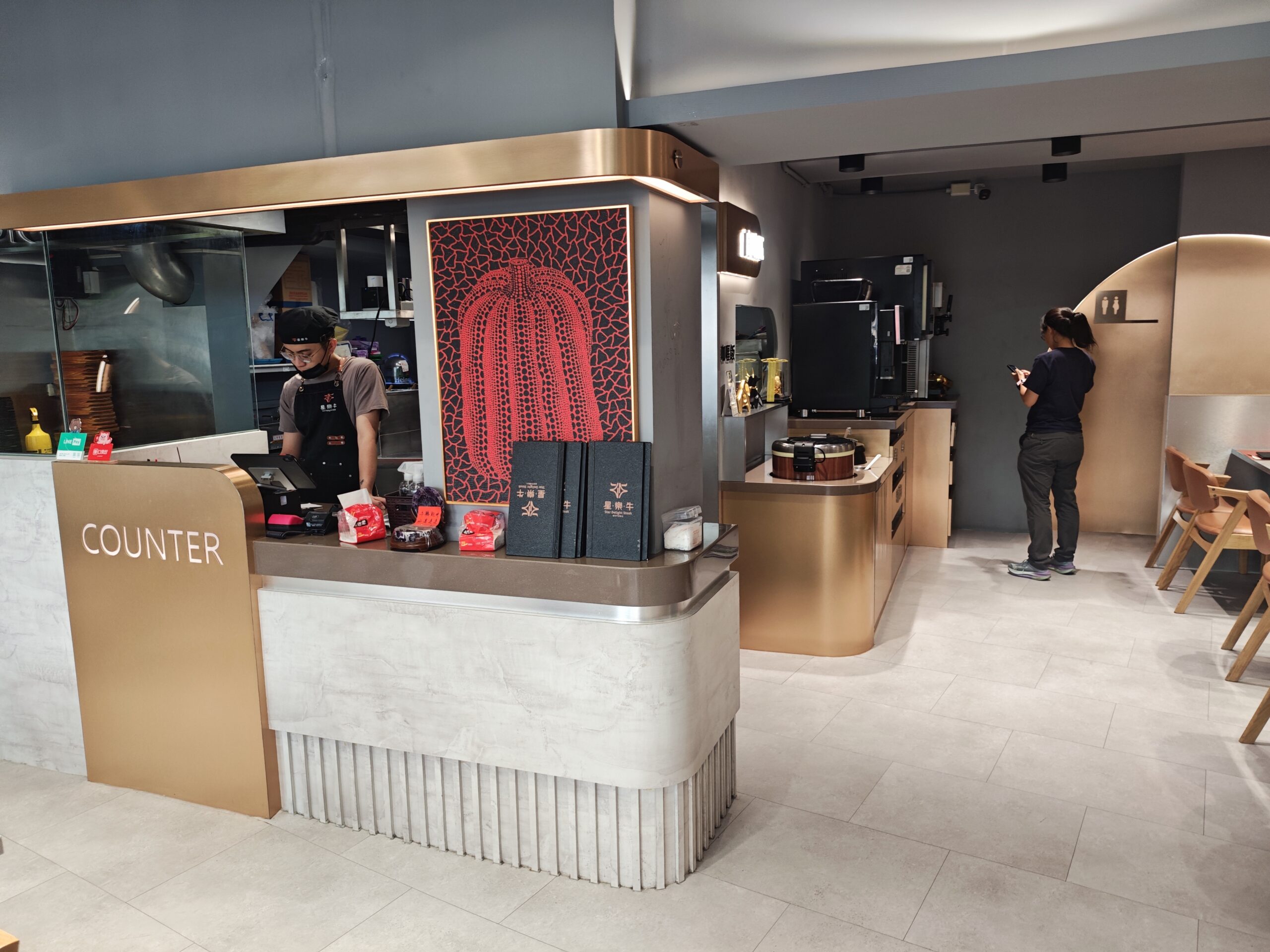 星樂牛排天母店櫃檯與開放式廚房
