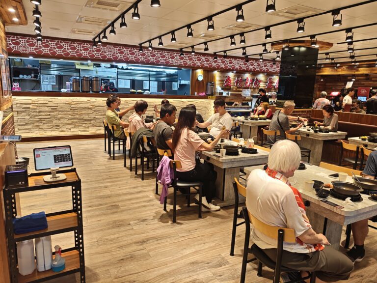 六扇門新店安康店寬敞明亮的用餐環境