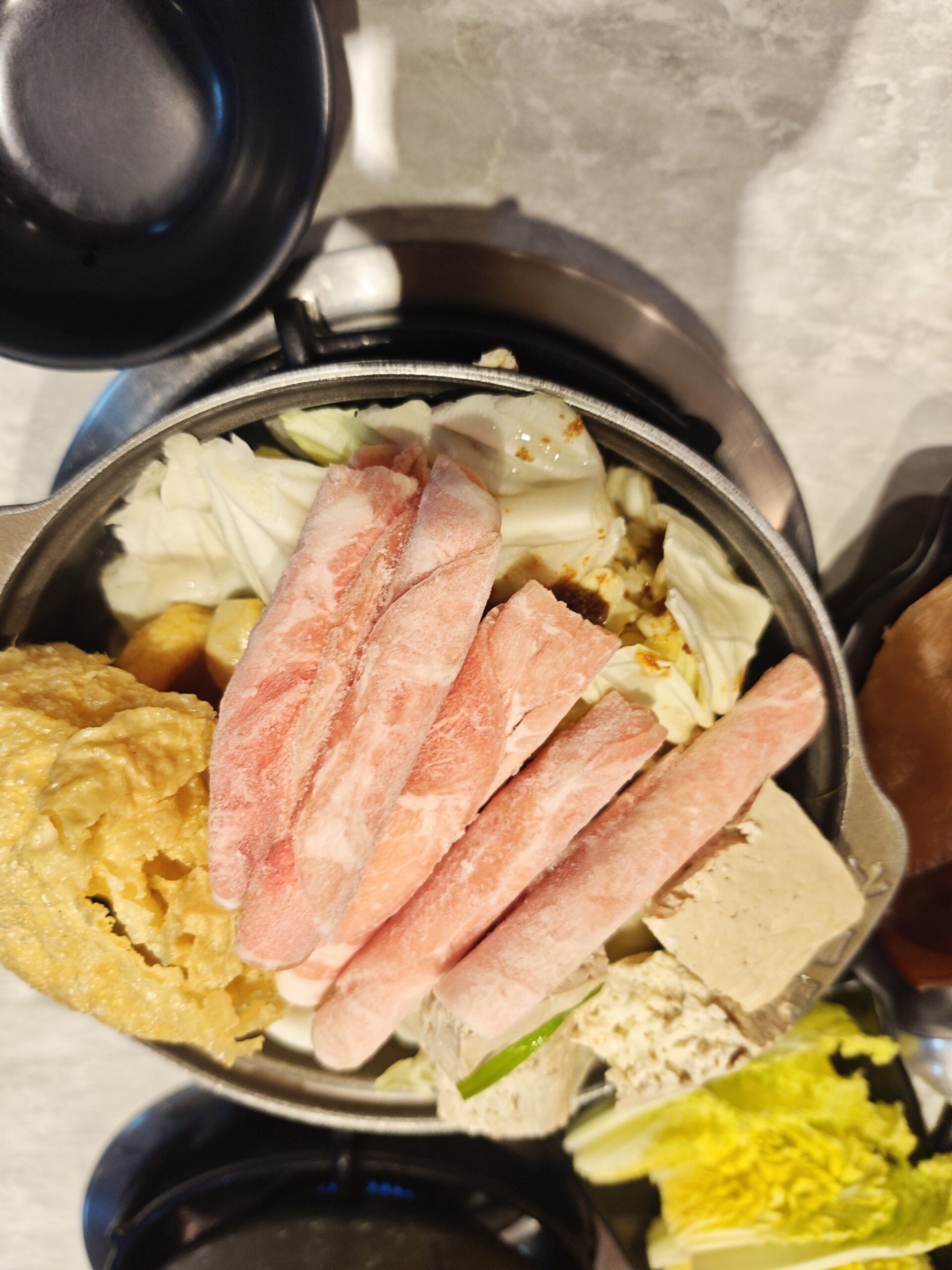 六扇門鯛魚鍋加點娃娃菜與黑木耳